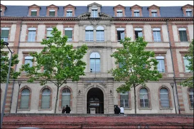 Ton lycée te demande de chercher une entreprise pour effectuer un stage de janvier à février ! Que fais-tu ?