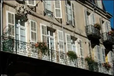 Quelle petite ville surnommée ''la ville aux 1 000 balcons'' et est connue pour son marché de Noël ?