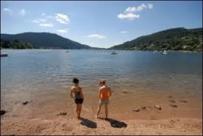 Dans quel village touristique se trouvent une station de ski et un lac très connu ?