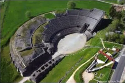 Quel village de l'ouest des Vosges, limitrophe de la Haute-Marne, possède un somptueux amphithéâtre où se déroulèrent des combats de gladiateurs dans l'Antiquité ?