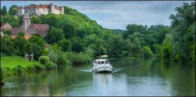 Dans quel joli petit village du sud-ouest des Vosges la Saône prend-elle sa source ?