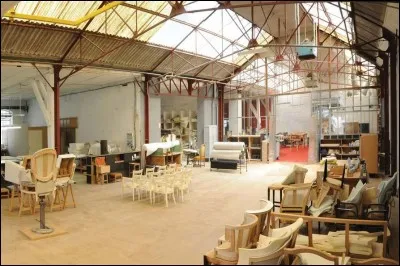 Quel village est célèbre pour la fabrication de meubles ?