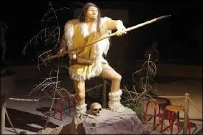 Quelle commune à des liens forts avec la Tchécoslovaquie, Possède un musée de la Préhistoire et une petite confiserie artisanale ?