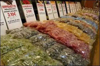 Quel bourg des Hautes-Vosges est connu pour sa célèbre confiserie ?