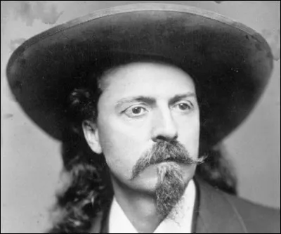 Quelle légende de la conquête de L'Ouest a fondé un cirque ambulant dont il était la vedette de 1882 à 1912 ?