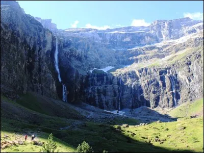 Dans quel massif montagneux est situé 'Le cirque de Gavarnie' ?