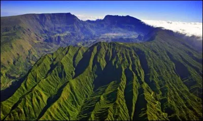 Sur quelle île française peut-on admirer trois cirques naturels grandioses ?