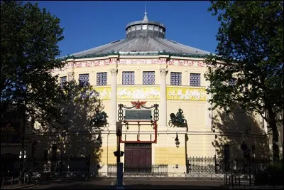 Dans quelle ville est situé 'Le Cirque d'Hiver' ?