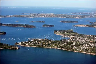 Le golfe du Morbihan est parsemé d'îles. Mais que veut dire Mor Bihan ?