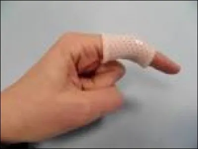 Il __ éviter de se couper le __.