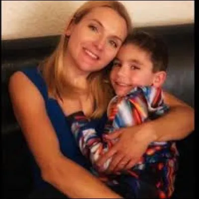 Mère qui gâte ses deux garçons qui est-ce ? (ils ont chacun leur chaîne YouTube )