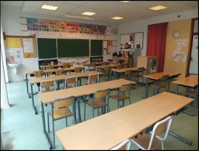 Apr&egrave;s le deuxi&egrave;me niveau, il y a deux classes de ------.