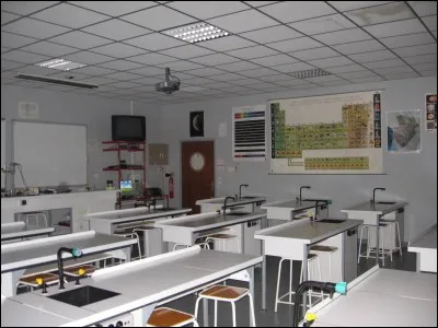 Les b&acirc;timents des coll&eacute;giens et des lyc&eacute;ens sont &eacute;loign&eacute;s de celui des classes primaires. Quelle est la sp&eacute;cialit&eacute; de cette salle ?