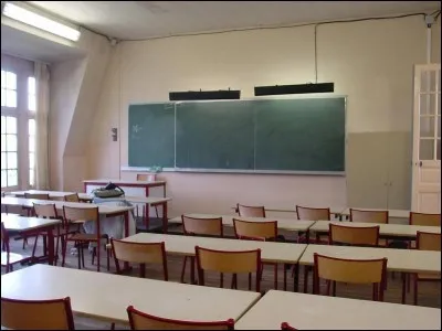 Dans cette salle, les professeurs de diff&eacute;rentes mati&egrave;res se succ&egrave;dent : math&eacute;matiques, fran&ccedil;ais, histoire, g&eacute;ographie, langues ou encore philosophie. Comment qualifie-t-on ce type de salle ?