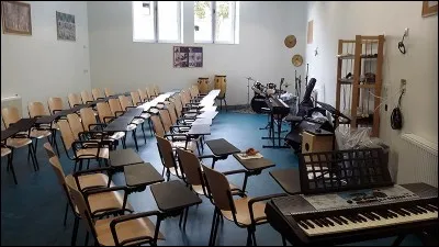 Dans quelle salle les &eacute;l&egrave;ves chantent-ils en jouant des instruments mis &agrave; leur disposition ?
