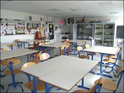 Les &eacute;l&egrave;ves qui passent par cette salle sont peut-&ecirc;tre de futurs artistes. Quel est son nom ?