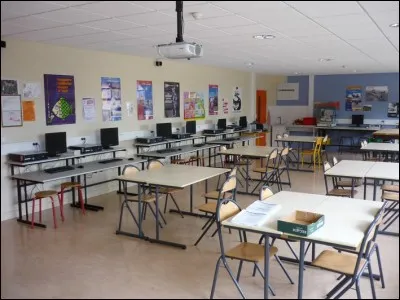 Les coll&eacute;giens ont une salle sp&eacute;cialement d&eacute;di&eacute;e &agrave; l'apprentissage des nouvelles technologies. C'est la salle ----------.
