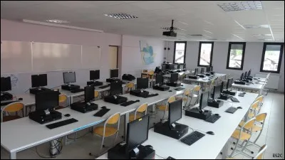 Les lyc&eacute;ens disposent d'une salle similaire &agrave; celle des coll&eacute;giens. C'est la salle ------------------.