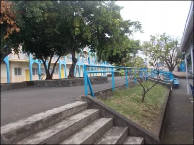 Les &eacute;l&egrave;ves discutent et s'amusent dans ce grand espace qu'est la cour de -------------.