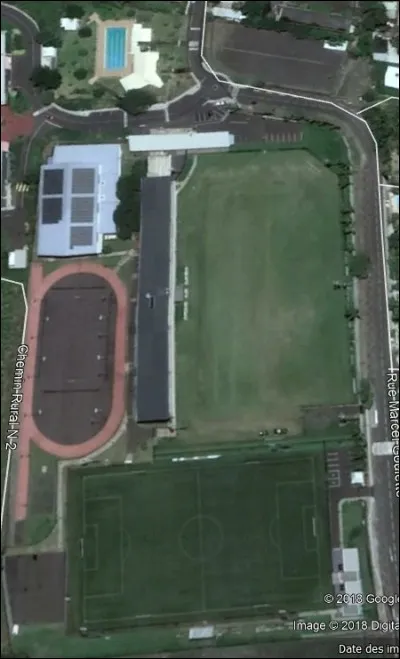 Le pensionnat dispose de ses propres installations permettant de pratiquer des sports de ballon, de combat, l'escalade ou encore la natation. Comment appelle-t-on g&eacute;n&eacute;ralement ce type de site ?