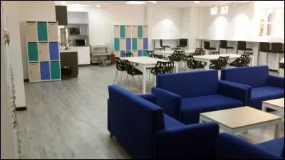 Les enseignants se retrouvent dans cette salle afin de discuter ou venir r&eacute;cup&eacute;rer des dossiers par exemple. C'est la salle des ------------------.