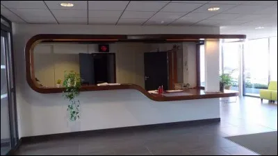 On peut demander des renseignements aux agents qui sont dans le bureau de ---------------.