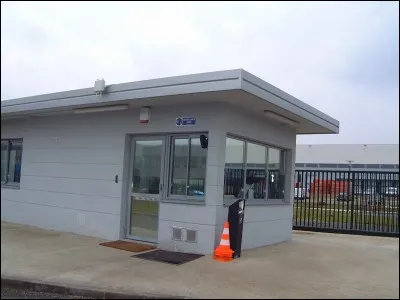 Les agents de s&eacute;curit&eacute; veillent &agrave; toute intrusion de personnes non-autoris&eacute;es dans le poste de ----------------------.