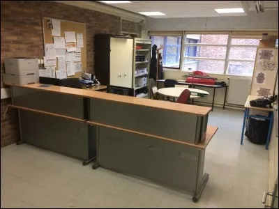 Quelques m&egrave;tres plus loin, &agrave; quel endroit les &eacute;l&egrave;ves signent-ils leurs billets de retard ou d'absence ?