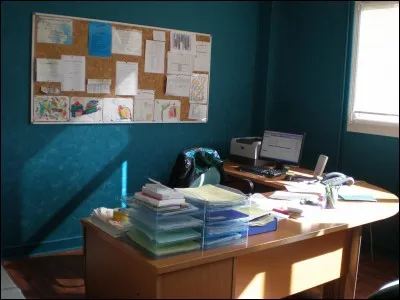 &Agrave; c&ocirc;t&eacute; de l'endroit de la question 3, se trouvent deux bureaux identiques attribu&eacute;s aux CPE (voir la photo). Que signifie ce sigle ?