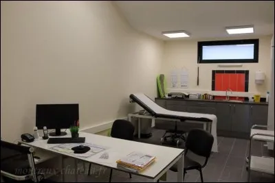 Dans un coin de la cour, &agrave; quel endroit les &eacute;l&egrave;ves font-ils soigner leurs petits bobos et racontent-ils leurs soucis ?