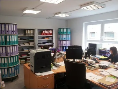 Quel est le nom du b&acirc;timent o&ugrave; sont r&eacute;unis diff&eacute;rents bureaux : celui du directeur du pensionnat, de son adjointe, du gestionnaire et de la secr&eacute;taire de direction ?