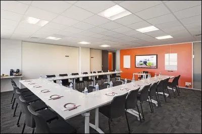 Quelle salle servant de lieu de r&eacute;union, notamment les conseils de classe, se trouve derri&egrave;re une porte du bureau du directeur ?