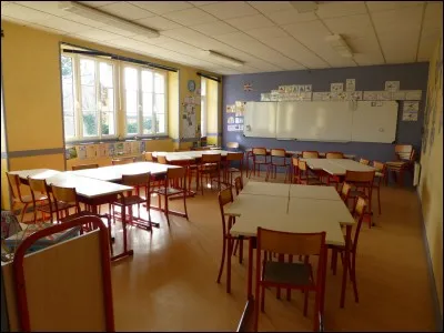 En face de ce p&ocirc;le, un grand b&acirc;timent se dresse et dispose de nombreuses salles destin&eacute;es aux &eacute;l&egrave;ves des classes primaires. Quel est le niveau des deux classes accueillies dans une salle comme celle qu'on voit sur cette photo ? Petit indice : les enfants y apprennent les bases de l'&eacute;criture, de la lecture et des math&eacute;matiques.