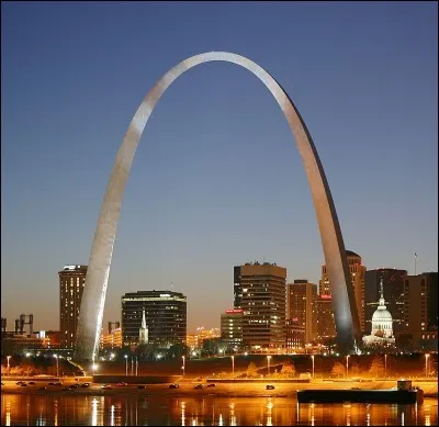 Cette ville fut autrefois un comptoir portugais, puis anglais. Son nom est :