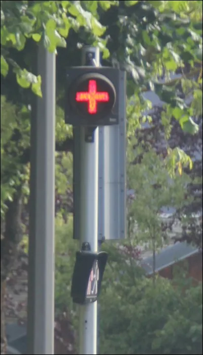 Cette signalisation lumineuse au dos d'un feu tricolore signifie que :