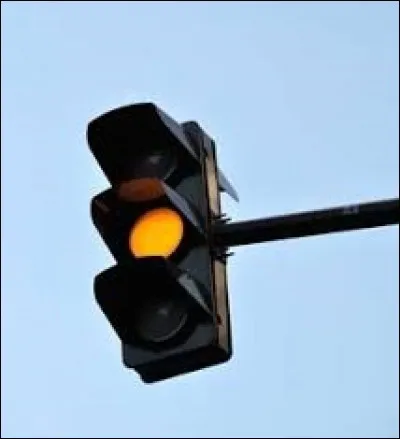 Le feu tricolore est jaune clignotant et aucune signalisation verticale n'est apposée en dessous de celui-ci.
Dans cette situation :