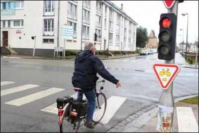La signalisation verticale située sous le feu tricolore signifie que :