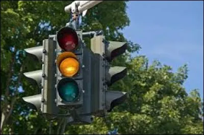 Le feu tricolore est jaune fixe et s'apprête à passer au rouge.
Si je m'engage malgré tout, je risque :