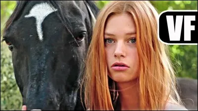 Un jour, Mika décide de participer au grand concours de sauts d'obstacles. Elle monte Whisper. Comment est la démonstration de Mika, à l'entraînement ?