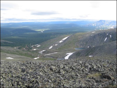 Quelle chaîne de montagnes s'étend sur environ 2 500 kilomètres du nord au sud à travers la Russie et le Kazakhstan ?