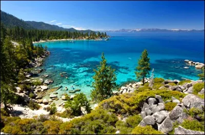 Le lac Tahoe est à la frontière entre le Nevada et l'(a) ...