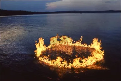 L'expression 'Il n'y a pas le feu au lac !' fait référence à quel lac ?