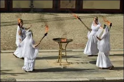 Quel était le nom des prêtresses chargées d'entretenir le feu sacré dans l'antiquité romaine ?