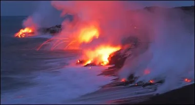 'La ceinture de feu' (chaîne de volcans actifs) borde quel océan ?