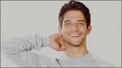 Quel est le nom de l'acteur qui joue le rôle de Scott McCall ?