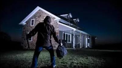 Il est entré par ... dans une maison la nuit dernière.