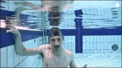 Il fut ... dans la piscine.