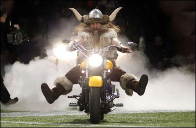 Cette mascotte humanoïde, non costumée, montée sur une Harley, est unique en son genre, non seulement au football américain, mais tous sports confondus. Pour qui joue ce guerrier nordique ?