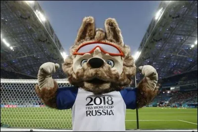 Tout récemment, elle a été la mascotte officielle de la Coupe du Monde FIFA 2018, qui s'est tenue en Russie. Elle représentait un loup brun et blanc avec un T-shirt, affichant les mots "RUSSIA 2018". Elle portait des lunettes oranges. Quel est le nom de ce loup ?