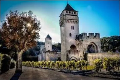 Si elle habite la ville de Cahors, c'est une :